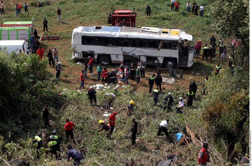 Accidente. Trece personas murieron y 40 resultaron heridas luego que un camión desbarrancó en la carretera Capulín-Chalma, en el Municipio de Malinalco.