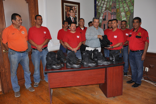 Entrega de botas. El alcalde Roberto Carmona Jáuregui hizo entrega formal de botas de trabajo para la Unidad de Protección Civil y el Cuerpo de Bomberos con el objetivo de facilitar el trabajo.
