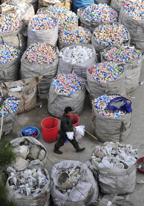 De acuerdo con la Anipac, la basura plástica genera 20 mil millones de dólares y participa cada año con 3.2 por ciento del Producto Interno Bruto (PIB) nacional. (EFE)