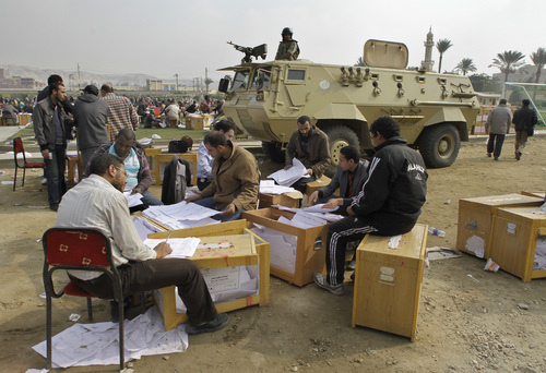 Resultados. Los funcionarios electorales cuentan votos para las elecciones parlamentarias en El Cairo.