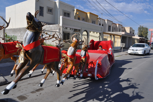 Ilusión. Jesús Octavio González Coronado se disfraza de Santa Claus para llevarle una ilusión a todos los niños  cada Navidad.