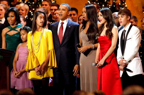 Las hijas de Barack Obama no despegaban los ojos del cantante canadiense durante el concierto navideño. (AP) 