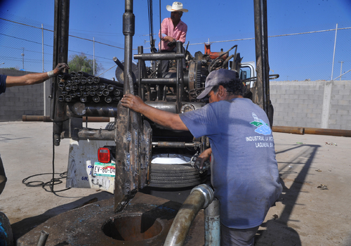 Nadando. Con un pescador se pretende recuperar tramos de fierros de las columnas y flechas que se colapsaron del pozo 77. 