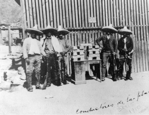 Arrieros de la sierra de Durango bajo el mando de Octaviano Meraz transportando barras de plata en 1913.