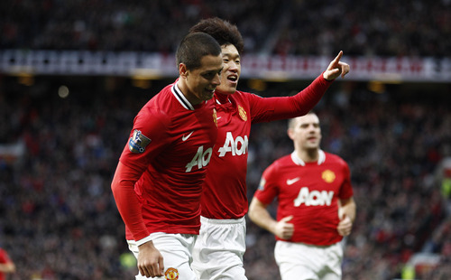 El coreano Ji-Sung Park festeja su gol junto al mexicano Javier 'Chicharito' Hernández, quien se fue en blanco. (AP)