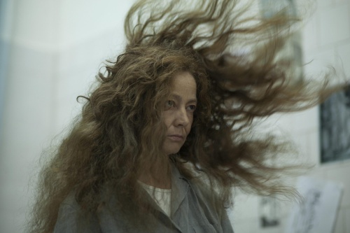 Fotograma en donde aparece la actriz Suzan Crowley en el papel de María, durante una escena de la película 'The Devil Inside' que resucitará las historias de exorcismos. EFE