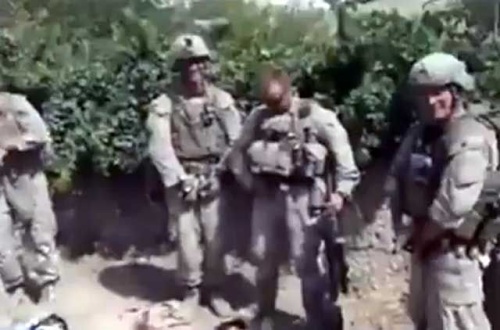 Indigna video de soldados de EU orinando cadáveres
