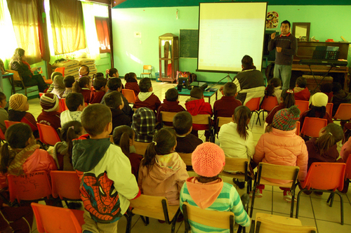 Atentos. Alumnos del jardín de niños 'Guadalupe Victoria' fueron los primeros en recibir pláticas sobre el cuidado del agua.
