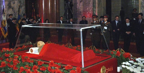 Restos de Kim Jong-il yacerán junto a su padre