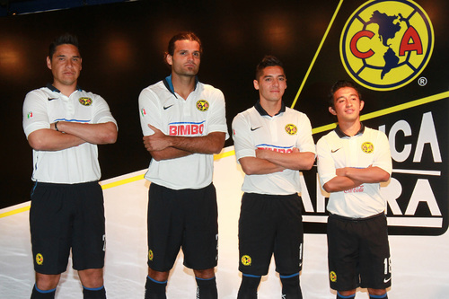 Muñoz, Vizcarrondo,  'Chema' Cárdenas y 'Hobbit' Bermúdez. Presentan nuevo uniforme del América y renace la ilusión
