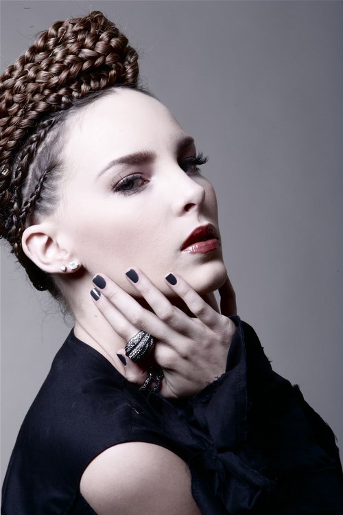No acaban. Belinda sumará una demanda más a su larga lista.