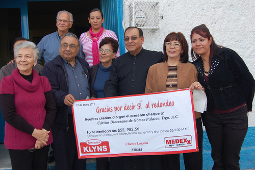 Ayuda. Recib Cáritas cheque simbólico de redondeo  por parte de una importante cadena de farmacias.