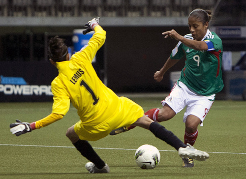 La veterana Maribel Domínguez anotó un par de goles ayer. México golea en su debut en el Preolímpico femenil