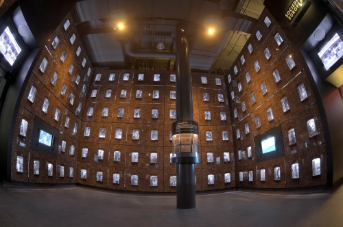  La directora del Museo Memoria y Tolerancia, Sharon Zaga Mograbi, llamó a reflexionar sobre el Holocausto y a tomar acción social para evitar que ocurran más actos que vulneren los derechos humanos en cualquier parte del mundo. NOTIMEX