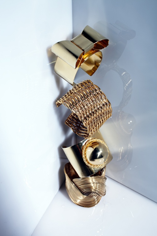 Llamativas pulseras en oro y plata trabajadas en formas orgánicas.