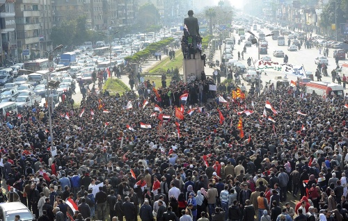 Partidos políticos y activistas egipcios exigieron hoy al Parlamento retirar el voto de confianza al primer ministro Kamal al-Ganzouri, ante la violencia surgida la víspera tras un partido de futbol en Port Said.