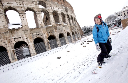 El Coliseo romano quedó bajo la nieve. (EFE) 