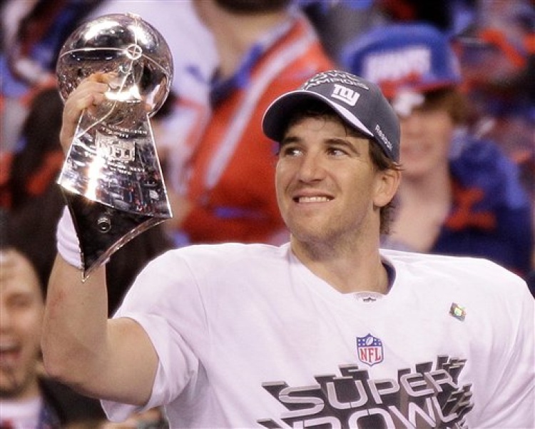 Eli Manning, quarterback de los Gigantes, sosteniendo el trofeo Vince Lombardi. AP