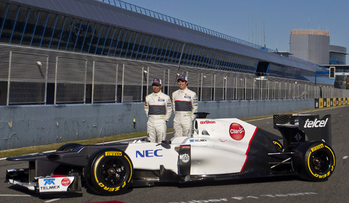 El mexicano Sergio Pérez (d) y el japonés Kamui Kobayashi en la pista del circuito de Jerez durante la presentación de ayer del equipo para esta temporada. (AP)