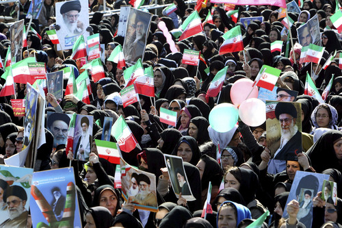 Fiesta. Una multitud se manifiesta en la plaza de Azadi con motivo del 33 aniversario de la Revolución Islámica encabezada por el ayatolá Ruhola Jomeini que derrocó al sah, Mohama Reza Palevi.