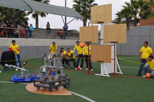 Robótica. En el Colegio Cervantes se realizó ayer sábado la demostración de los robots que elaboraron los alumnos de cuatro planteles que participarán en 'FIRST Robotics Competition' .