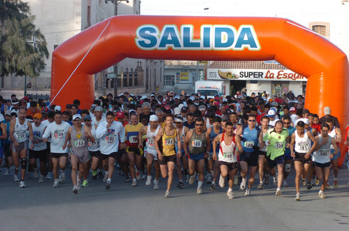 Un gran reto tendrán esta mañana los corredores en el ascenso rumbo al Puente colgante de Ojuela. (Archivo)