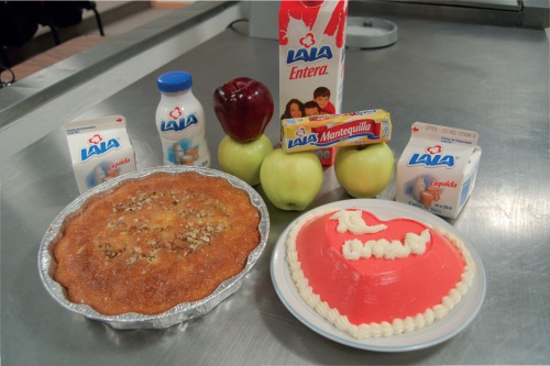 Gelatina de crema sabor fresa y Pastel de manzana con nuez