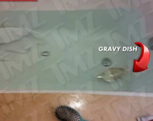 El sitio TMZ difundió una fotografía captada poco después de que la policía retirara el cuerpo de la cantante.