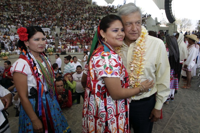 El precandidato de las izquierdas a la presidencia de la República, Andrés Manuel López Obrador encabeza, durante último día de precampaña, el foro nacional de los pueblos indígenas que se realiza la mañana de este miércoles en el auditorio Guelaguetza. (El Universal)