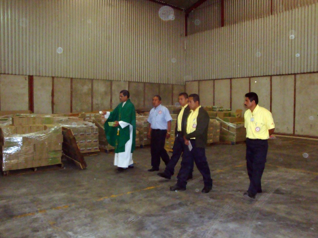 Bendición del padre en la Cooperativa Pascual. 