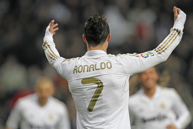 Cristiano Ronaldo abrió la goleada del Real Madrid ante el Racing de Santander (4-0), marcando de cabeza su gol 121 en 123 partidos de blanco, para igualar a Juan Gómez 'Juanito'. 