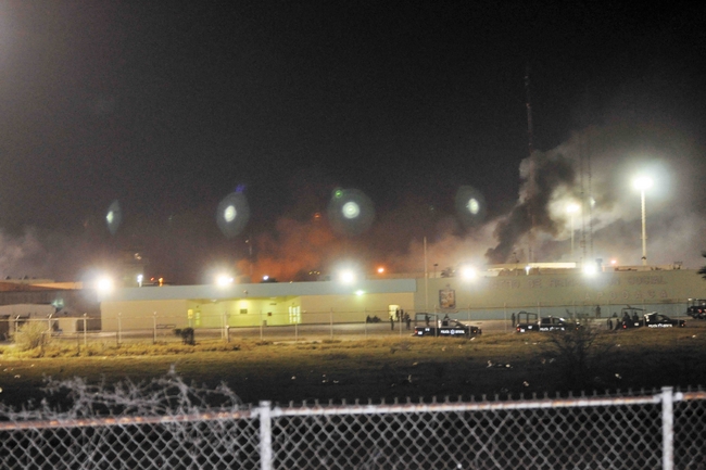 Disturbios.  Reportan detonaciones de arma de fuego y humo dentro de una de las torres del Cereso de Apodaca ayer martes por la tarde en Apodaca, Nuevo León.