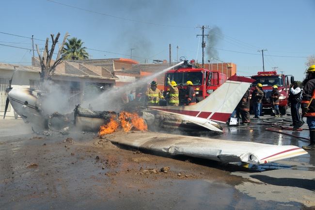 Fuego. Al momento que llegaron los elementos de seguridad, la avioneta se encontraba en llamas y enredada en los cables de electricidad.