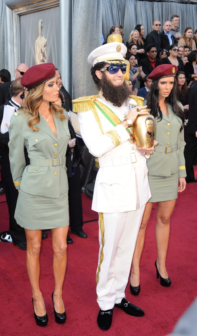 El actor y comediante británico Sacha Baron Cohen, desfilando por la alfombra roja disfrazado de 'El Dictador'. EFE