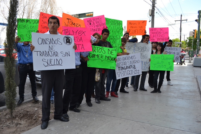 Protestan. Jóvenes exigen su pago de 4 meses. 