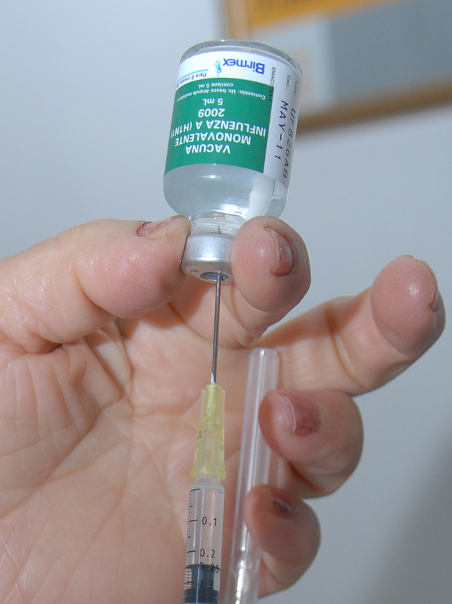 No hay. Recomiendan a la ciudadanía aplicarse la vacuna contra la Influenza A H1N1, pero no hay. Llaman a no bajar la guardia en la prevención de esta enfermedad. 