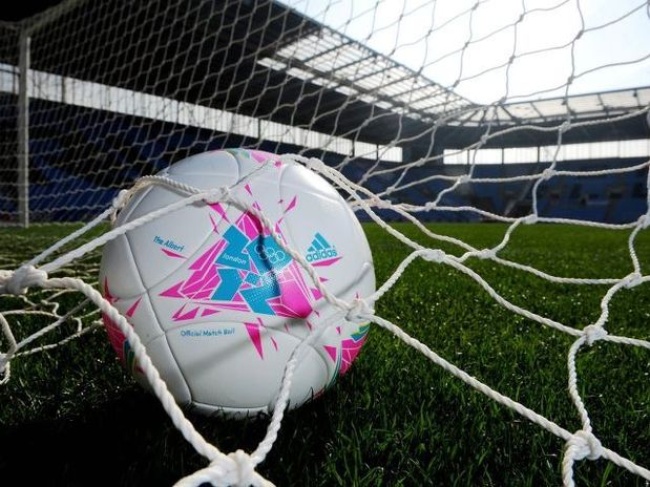 De color blanco y decorado con el logotipo de Londres 2012 en rosa y azul, el balón, diseñado por Adidas, se estrenará el próximo 25 de julio en el partido inaugural del torneo en Cardiff (Gales).