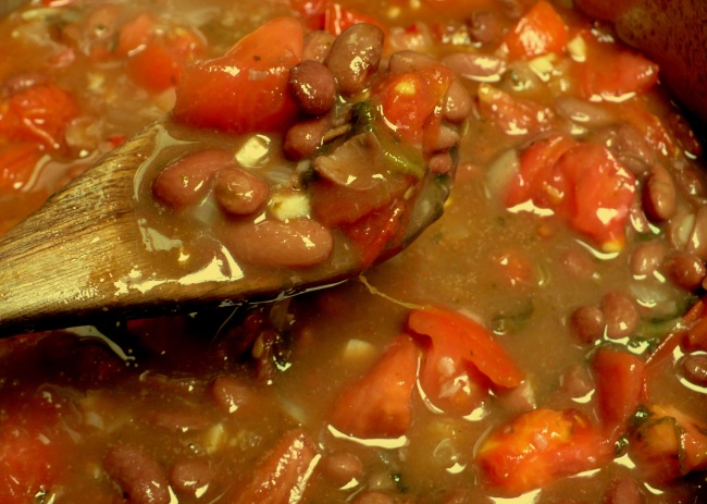 Los hay de colores y formas muy variadas, se les llama frijoles, habichuelas o porotos, y hay quienes creen que son de origen andino.