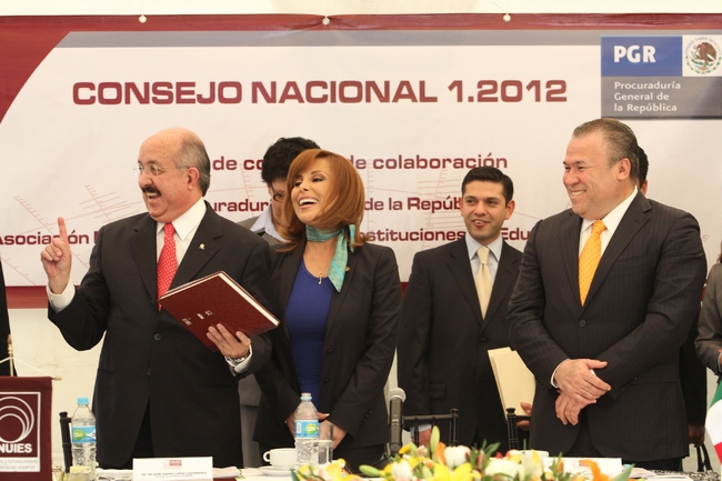 PGR.  El secretario general ejecutivo del ANUIES, Rafael López Castañares, la procuradora general de la República, Marisela Morales y el Rector de la Universidad de Tamaulipas, José María Leal Gutiérrez, durante la firma de convenio de colaboración PGR-ANUIES.