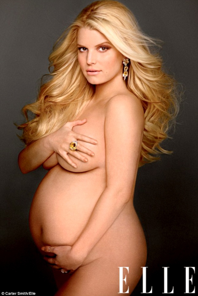 Jessica Simpson posó para la revista Elle presumiendo su embarazo. (DAILYMAIL) 
