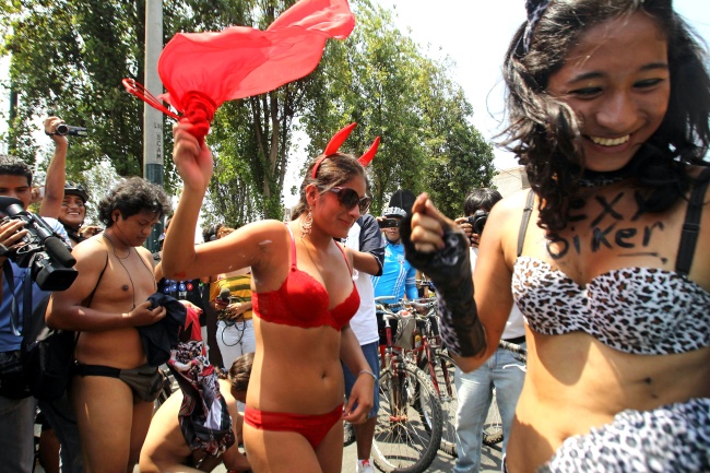 Protestan ciclistas desnudos en Perú