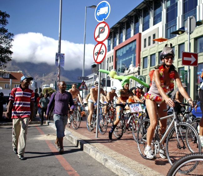 Protestan ciclistas desnudos en Perú