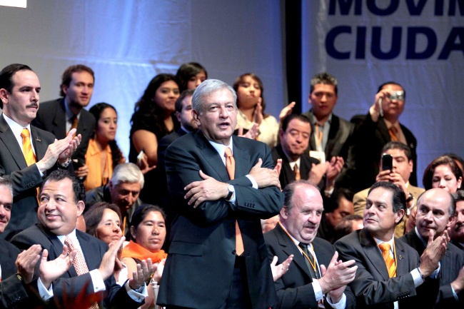López Obrador tomó protesta como candidato a la presidencia en el Teatro Metropolitan.  (NOTIMEX) 