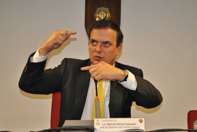 Ayer, unos segundos después de que inició el sismo, el jefe de gobierno, Marcelo Ebrard, comenzó a informar a los capitalinos lo que ocurría en la ciudad y cómo actuaban los equipos de emergencia desde su cuenta de twitter @m_ebrard. 