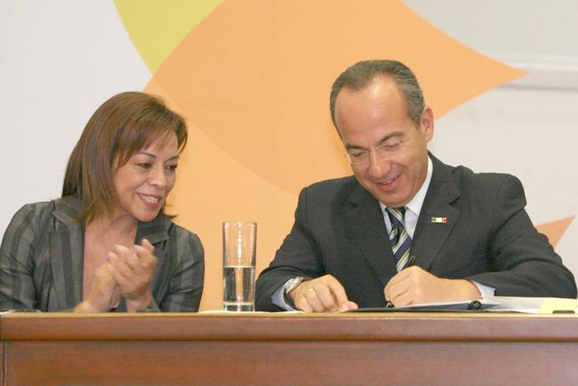 El IFE discute si se impone una sanción al Presidente Calderón por revelar ante banqueros un repunte en encuestas de la candidata presidencial de AN. (Archivo)