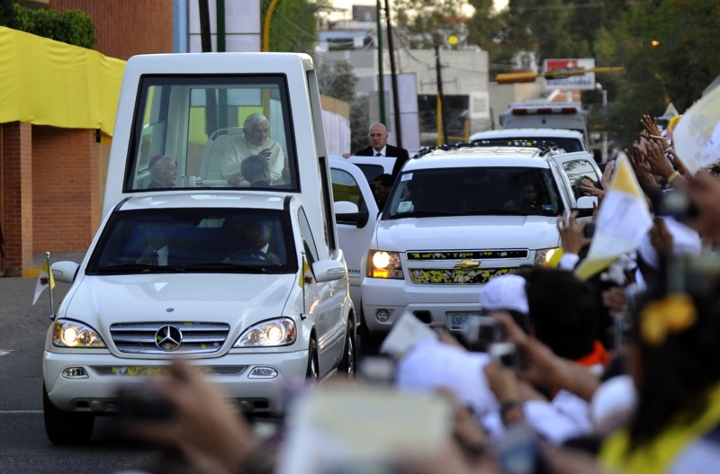 Con la promesa de orar por las víctimas, el Papa llegó a México