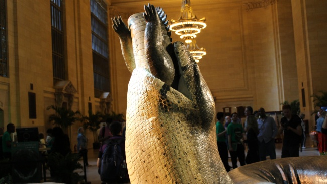 Una réplica en tamaño real de la serpiente más grande del mundo, la Titanoboa, invade con sus más de catorce metros y medio de largo la emblemática estación Grand Central de Nueva York. (EFE)