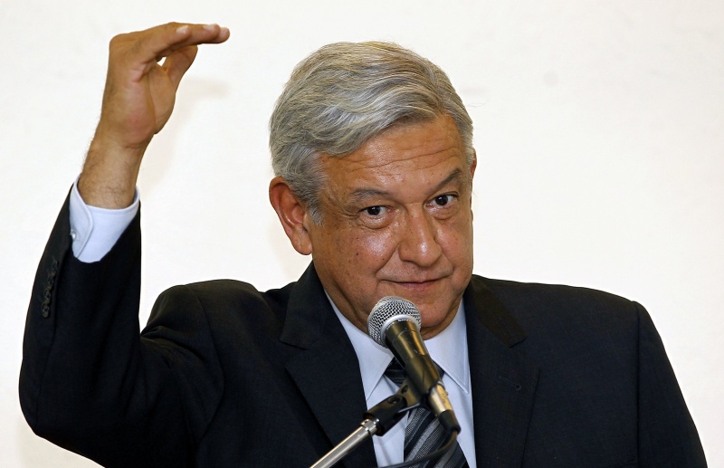 El candidato presidencial del Partido de la Revolución Democrática (PRD), Andrés Manuel López Obrador, envió hoy una carta a Benedicto XVI en la cual estableció que el desempleo y estancamiento económico se vive en México.