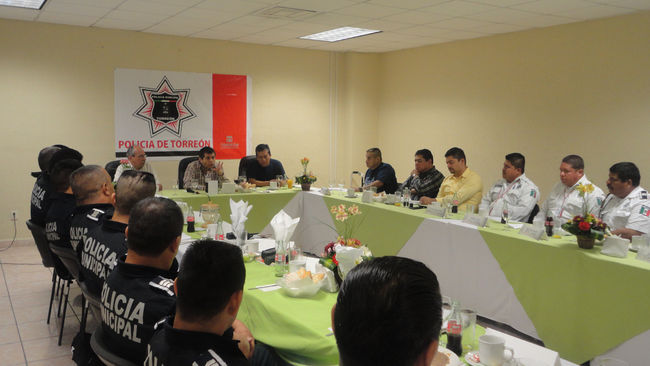 A un año. El alcalde de Torreón Eduardo Olmos reconoció la labor del teniente Adelaido Flores. 