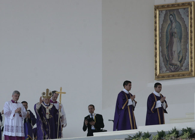 Ve Papa Benedicto XVI un México con diferencias